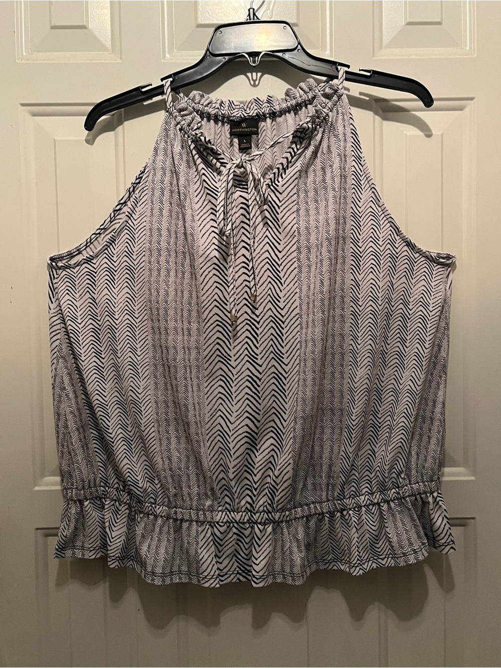 Worthington White and Black Chevron Sleeveless Blouse